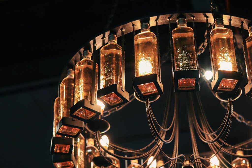 lampa wykonana z butelek